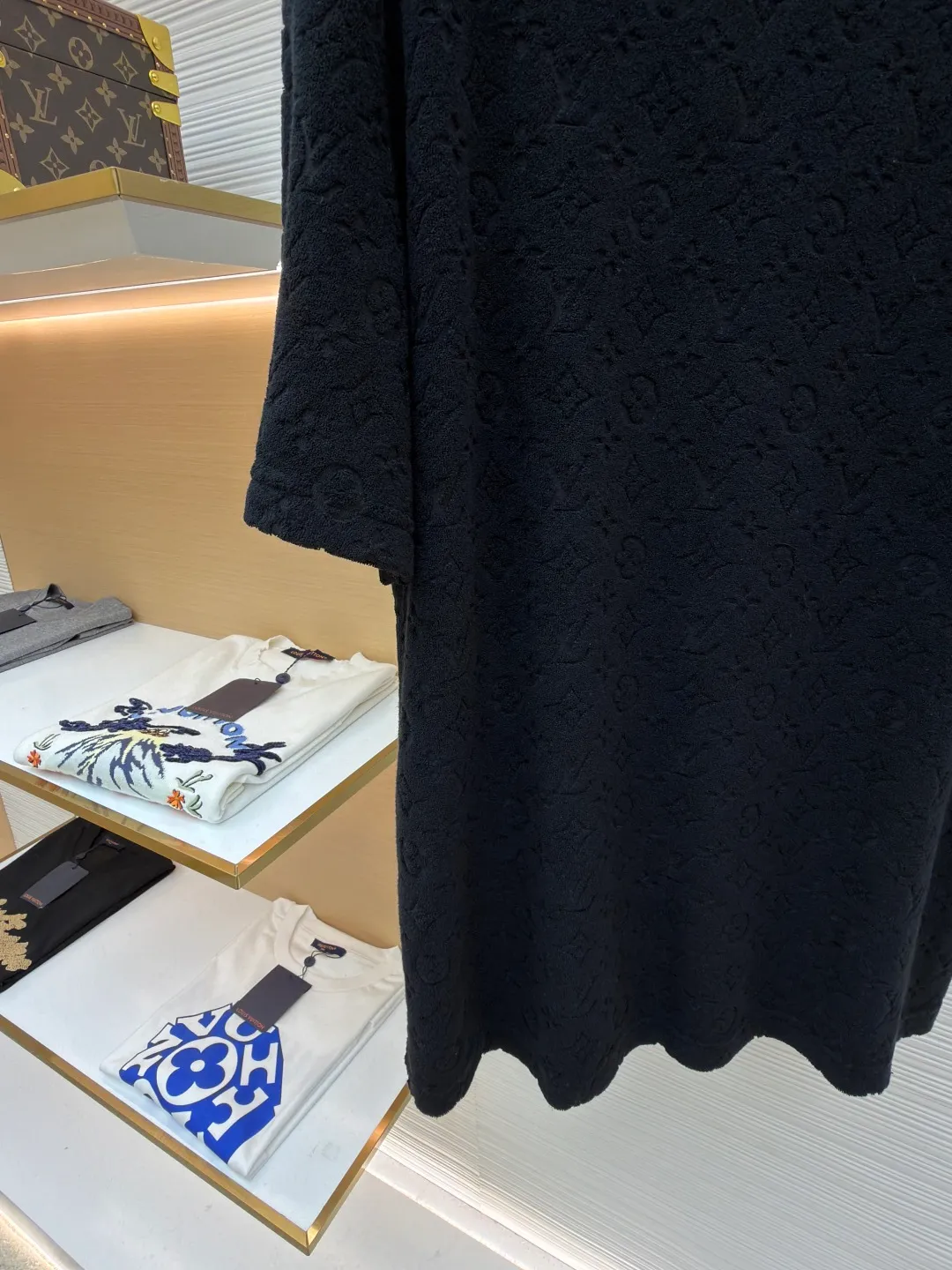 LOUIS VUITTON embossed terry short sleeves ●Original version: Purchased and developed at 9350 ●Item number: 1682412-A00 ●Fabric: terry luxury terry fabric ●Technology: embossed jacquard production ●Color: black ●Version: Fitted version ●Weight: about 345 grams ●Size: S-M-L-XL ●Description: Customized soft cotton blended terry luxury terry fabric with clear texture Plump and lazy, comfortable and close to the skin, with navy blue as the main tone, as calm and profound as the deep sea, the full-width Monogram embossing makes a stunning appearance. It is a gorgeous bloom of Louis Vuitton's classic elements. It is fully recognizable and interprets unparalleled fashion style. The suit is worn for worry-free wear. Three-dimensional relief jacquard technique uses a high-density electronic jacquard machine to achieve the Monogram three-dimensional effect through the "positive and negative layer weaving method". Apply heat pressure to the fabric locally using a customized mold to hot-melt the fibers in specific areas. The permanent embossed contour infrared positioning cutting machine achieves precise positioning of materials through infrared emitters and infrared receivers. The accuracy can reach the micron level, thereby meeting the effect of Monogram alignment and high-precision cutting. The fabrics have been washed and have a better hand feel and texture. They are not easy to deform, shrink or fade, and maintain long-term beauty. The overall wiring is straight and delicate, the fabric is comfortable and soft, and the color is consistent without color difference. It can be matched with the same style to create a fashionable look and control various occasions. Customized accessories, complete with three standards, same style for men and women!